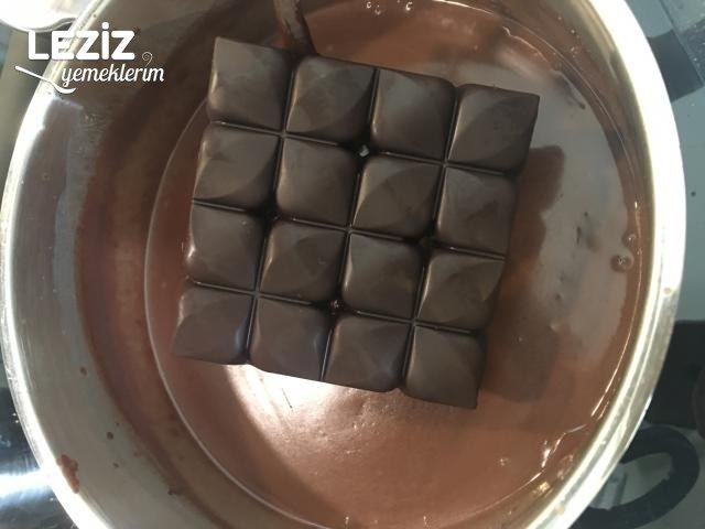 Kolay Kremalı Çilekli Çikolatalı Pasta