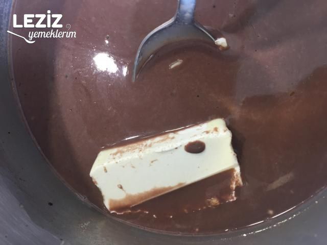 Kolay Kremalı Çilekli Çikolatalı Pasta