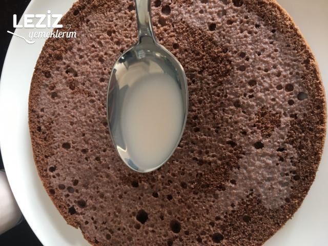 Kolay Kremalı Çilekli Çikolatalı Pasta