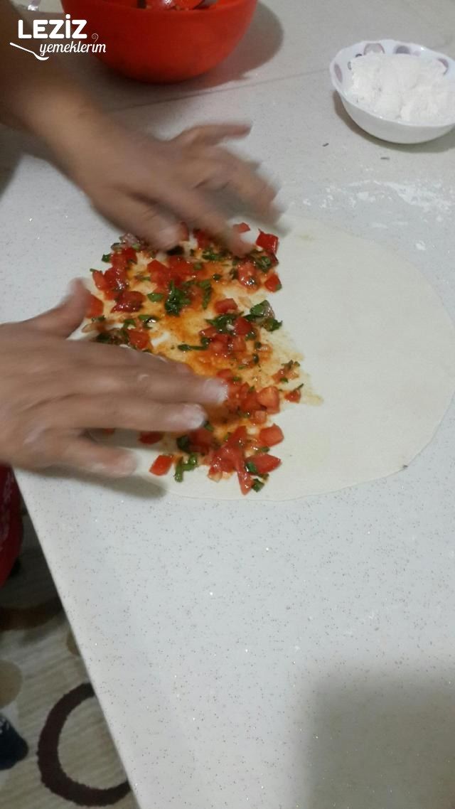 Ispanaklı Ve Domatesli Gözleme