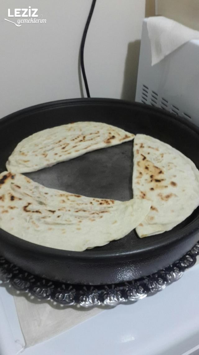 Ispanaklı Ve Domatesli Gözleme