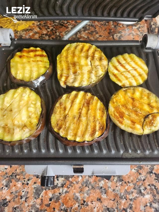 Tost Makinesinde Domates Soslu Patlıcan