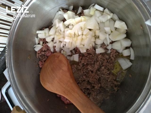 Kıymalı Tepsi Böreği Tarifi