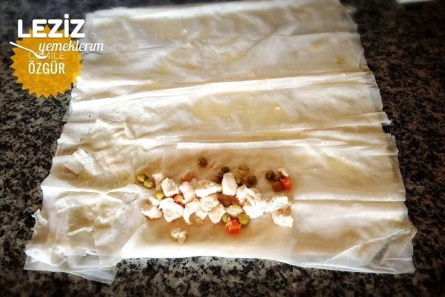 Baklavalık Yufkadan Tavuklu Börek