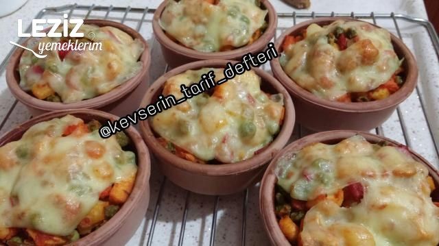 Güveçte Kaşarlı Tavuklu Bezelye Yemeği