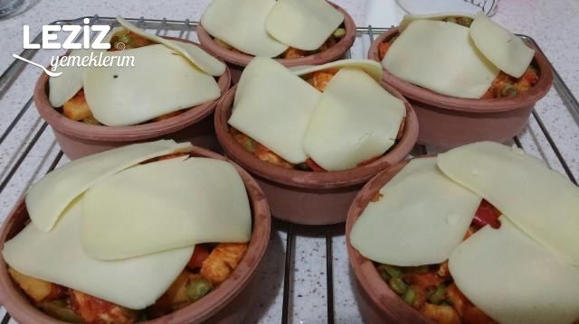 Güveçte Kaşarlı Tavuklu Bezelye Yemeği