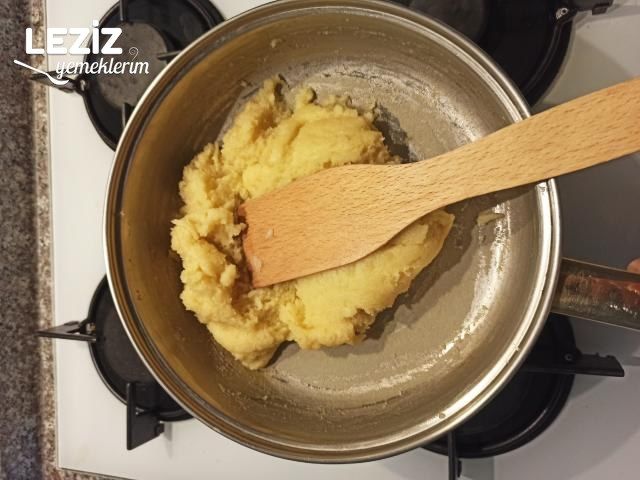 Bitter Çikolata Soslu Profiterol