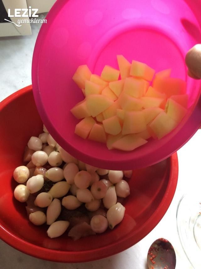 Arpacık Soğanlı Tavuk Yahni