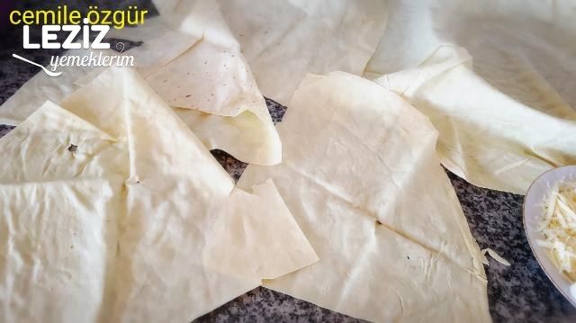 Hazır Su Böreklik Yufkadan Peynirli Su Böreği