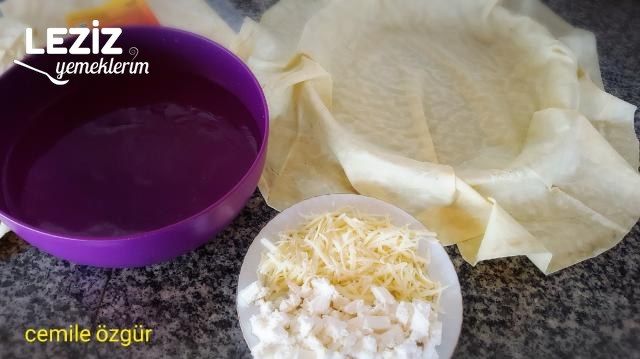 Hazır Su Böreklik Yufkadan Peynirli Su Böreği