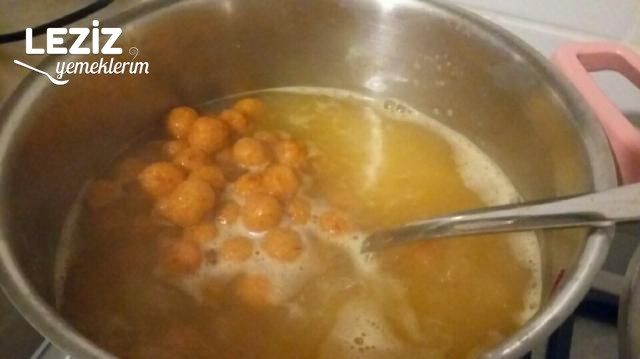 Yoğurtlu Semizotu Üzerinde Misket Köfte