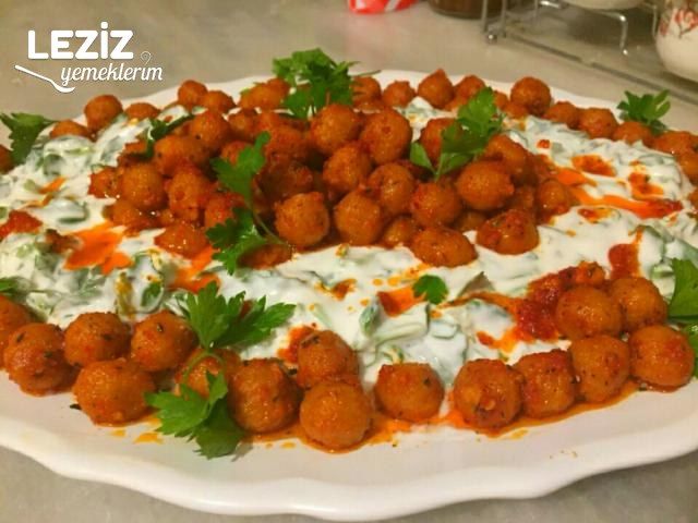 Yoğurtlu Semizotu Üzerinde Misket Köfte