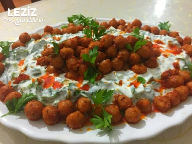 Yoğurtlu Semizotu Üzerinde Misket Köfte
