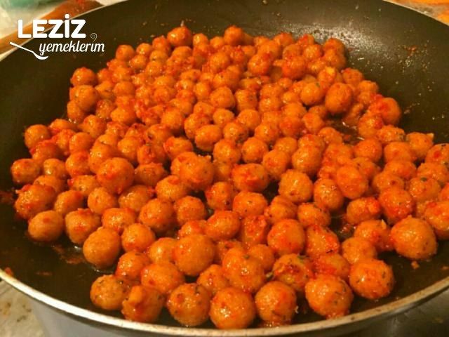 Yoğurtlu Semizotu Üzerinde Misket Köfte