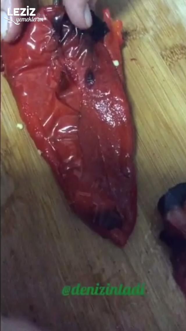 Yoğurtlu Kırmızı Biber Salatası