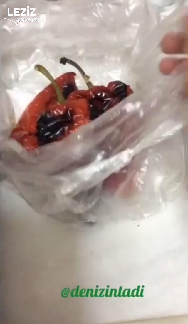 Yoğurtlu Kırmızı Biber Salatası