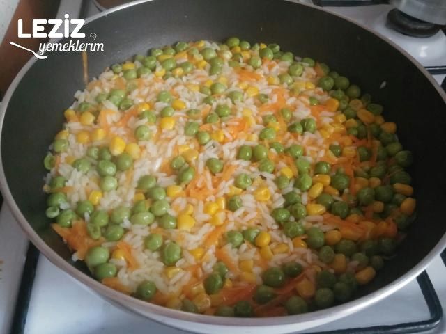 Bezelyeli Havuçlu Mısırlı Pilav
