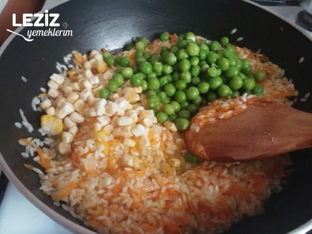 Bezelyeli Havuçlu Mısırlı Pilav
