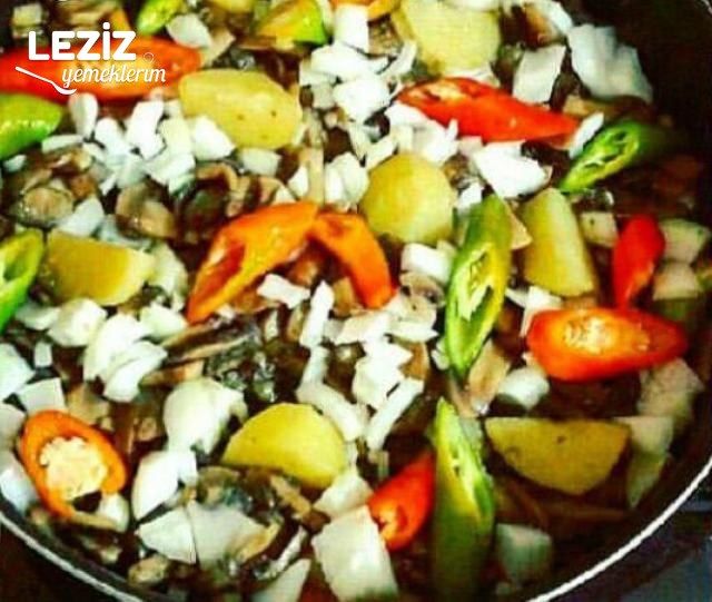 Güveçte Kaşarlı Mantar