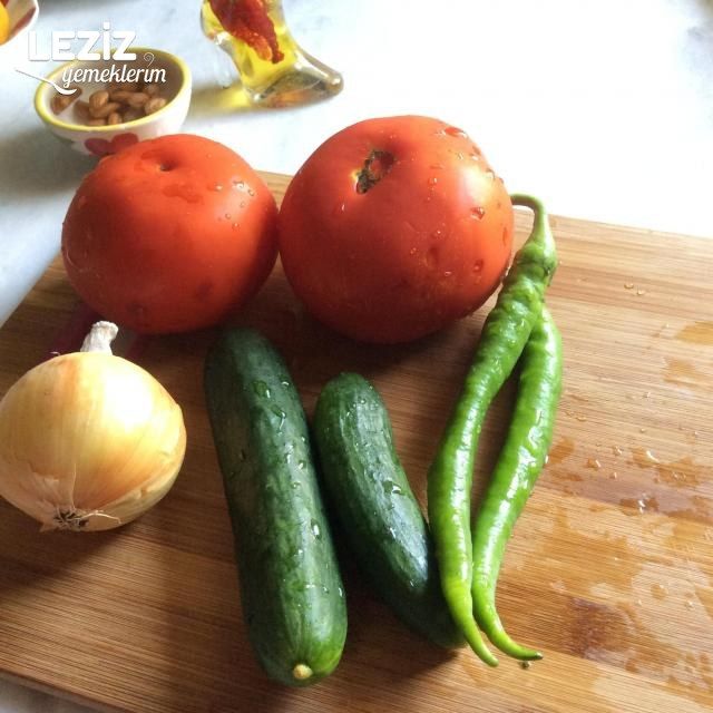 Rokalı Bademli Salata