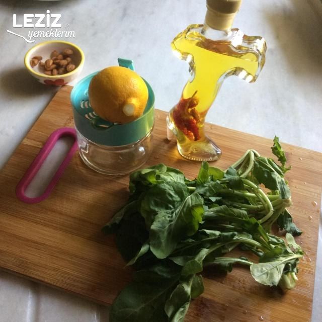 Rokalı Bademli Salata