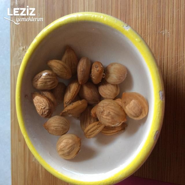 Rokalı Bademli Salata