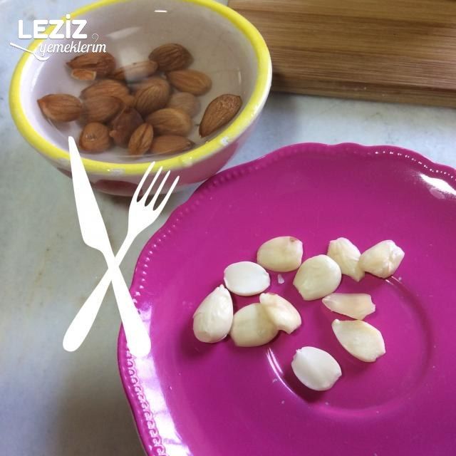 Rokalı Bademli Salata