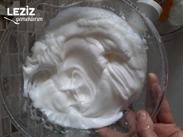 Narlı Yaş Pasta Tarifi