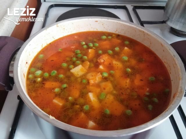 Nefis Tavuklu Bezelye Yemeği