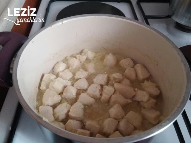 Nefis Tavuklu Bezelye Yemeği