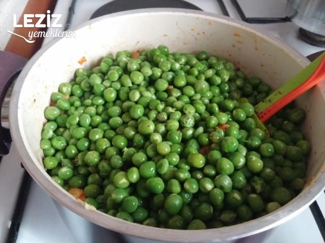 Nefis Tavuklu Bezelye Yemeği