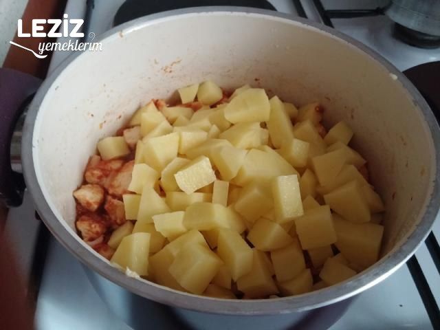 Nefis Tavuklu Bezelye Yemeği