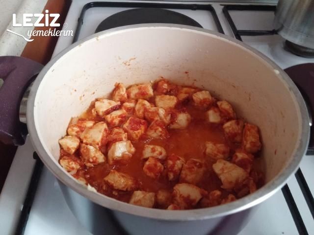 Nefis Tavuklu Bezelye Yemeği