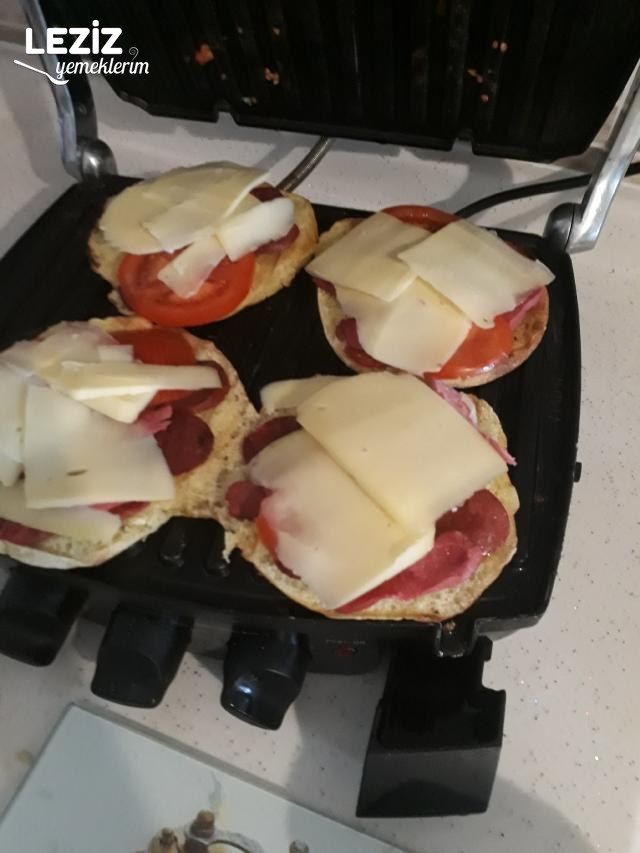 Bazlamalı Karışık Tost - Leziz Yemeklerim