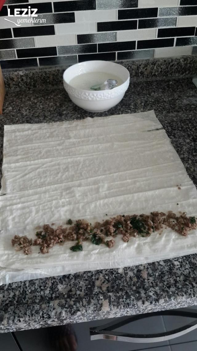 Baklavalık Yufkadan Kıymalı Börek