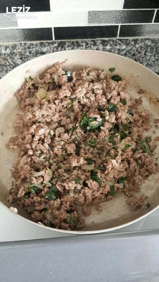 Baklavalık Yufkadan Kıymalı Börek