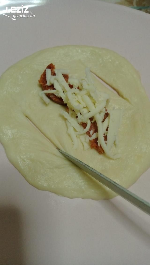 Yumuşacık Sucuklu Kaşarlı Karnıyarık Poğaça