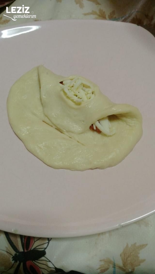 Yumuşacık Sucuklu Kaşarlı Karnıyarık Poğaça