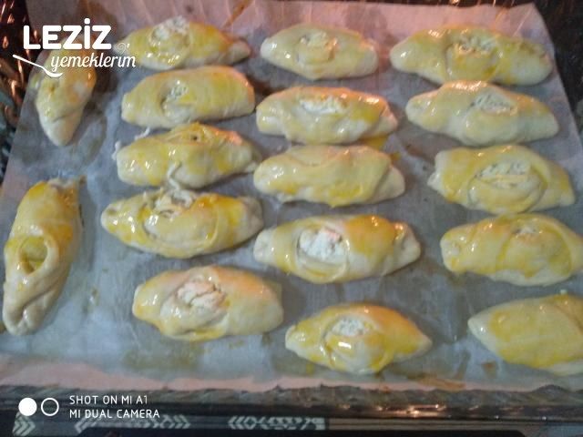 Yumuşacık Sucuklu Kaşarlı Karnıyarık Poğaça