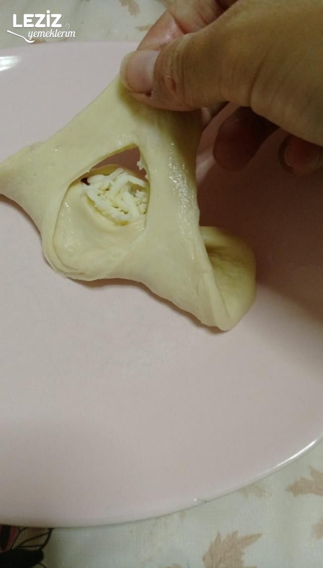 Yumuşacık Sucuklu Kaşarlı Karnıyarık Poğaça