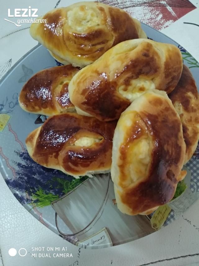 Yumuşacık Sucuklu Kaşarlı Karnıyarık Poğaça