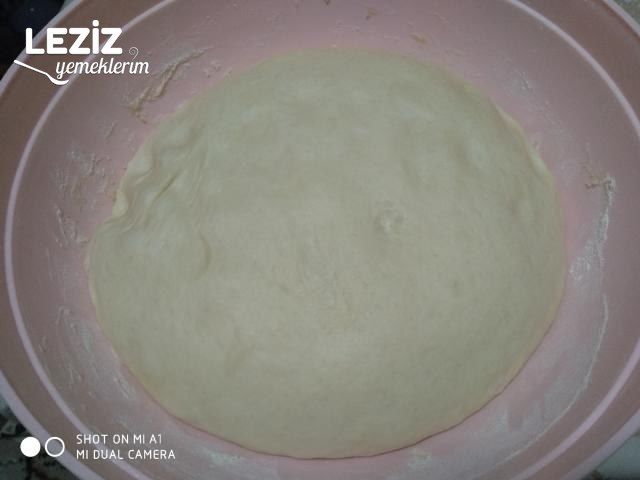 Yumuşacık Sucuklu Kaşarlı Karnıyarık Poğaça