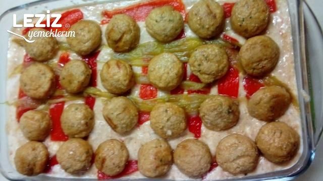Közde Patlıcan Yatağında Soslu Köfte