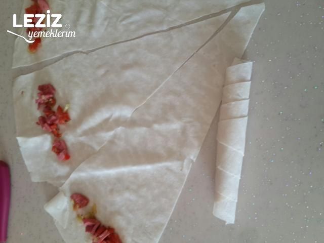 3 Malzemeli Susamlı Börek