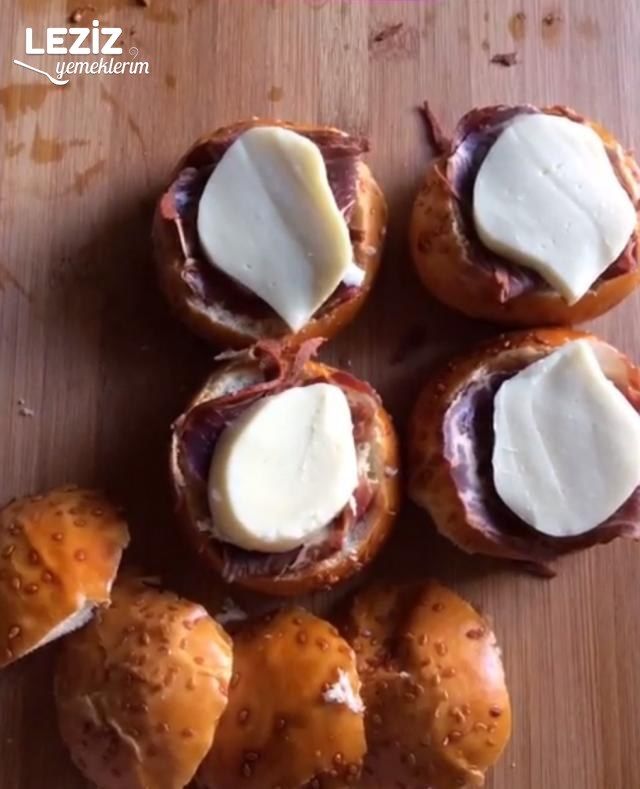 Pastırmalı Yumurtalı Mini Ekmekler