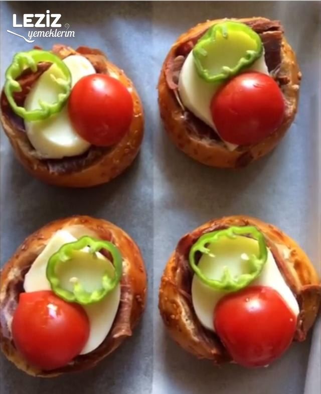 Pastırmalı Yumurtalı Mini Ekmekler