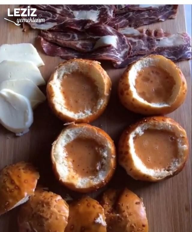 Pastırmalı Yumurtalı Mini Ekmekler