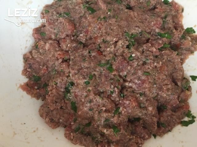 İçi Domatesli Köfte