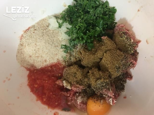 İçi Domatesli Köfte