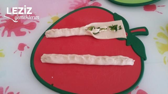 Açma Simit Görünümlü Milföy Börek